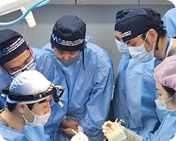 フェイスリフティングの
ライブ手術を実施