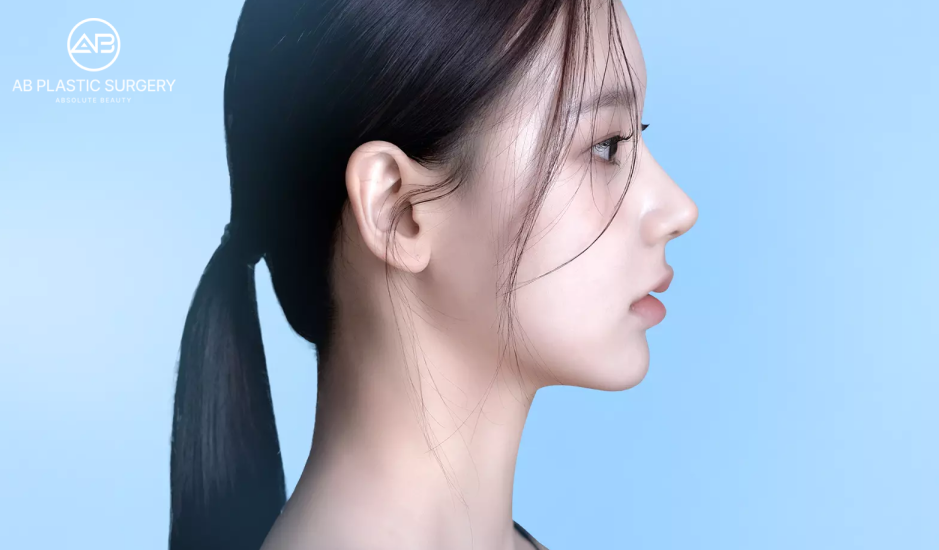 鼻が曲がって見える原因となる骨や軟骨の歪みを、整形手術でどこまで改善できるかを示した横顔イメージ